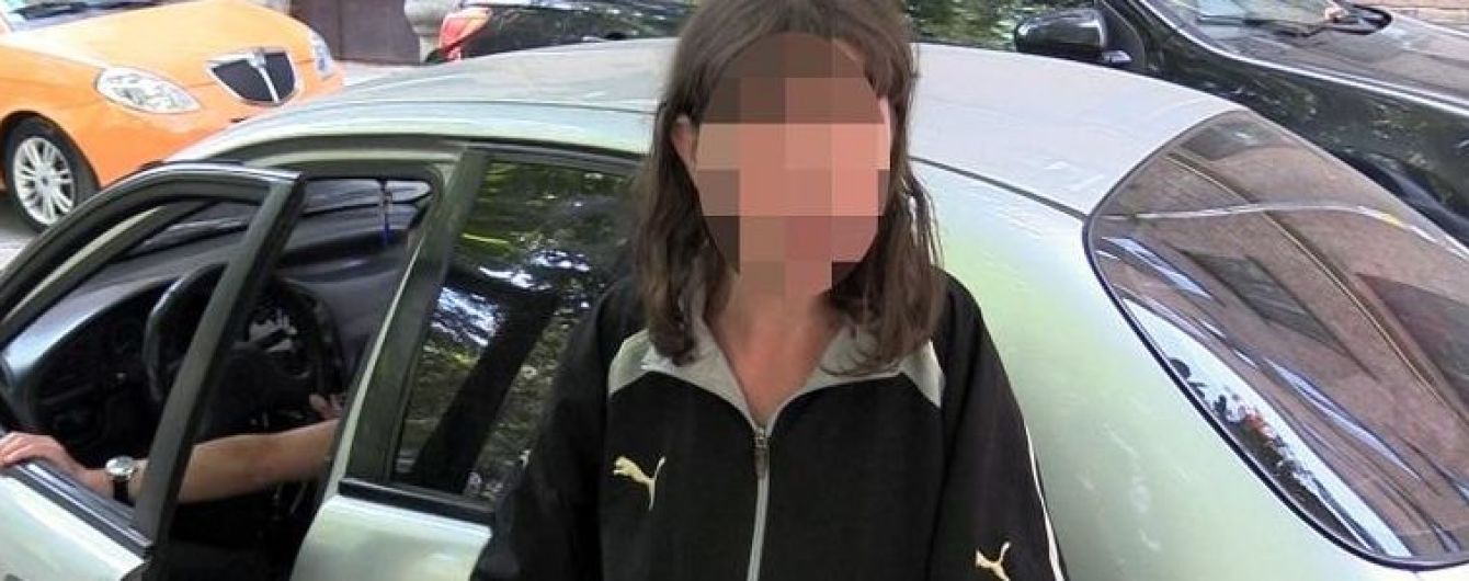 В Киеве женщина дважды пырнула знакомого ножом в шею и ушла пьянствовать