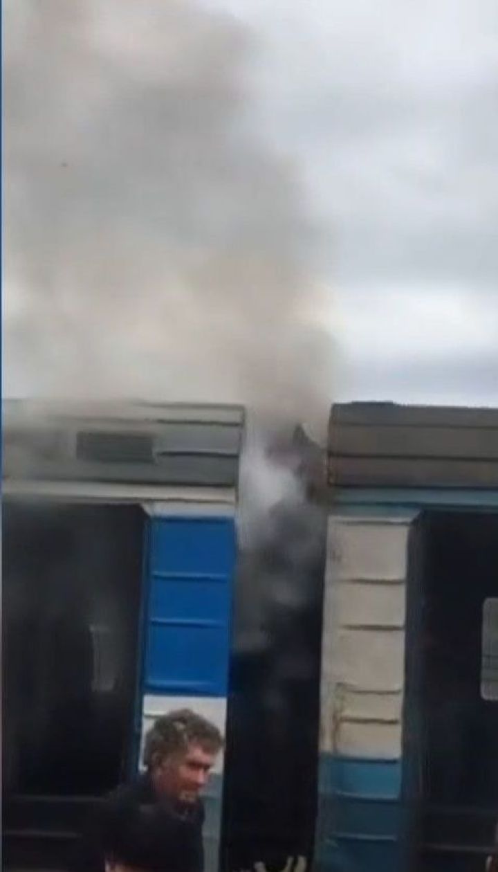 На Волыни во время движения загорелся пригородный поезд с пассажирами внутри