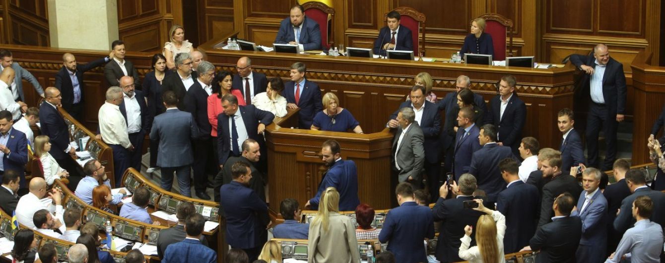 Верховная Рада закрыла вечернее заседание. Какие законопроекты приняли в течение дня
