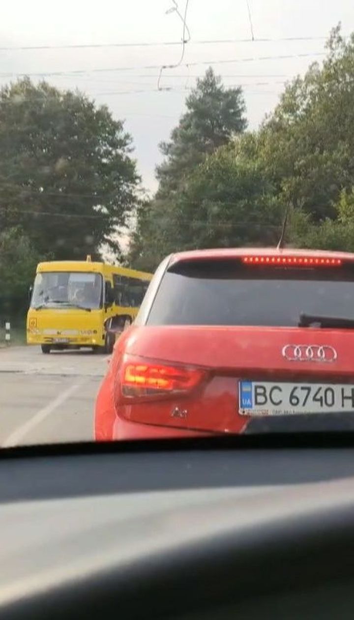 Несмотря на красный сигнал семафора, водитель автобуса с детьми выехал на железнодорожный переезд