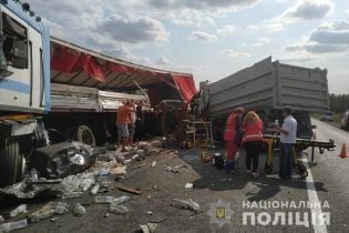 Вблизи Тернополя не разминулись грузовики. Спасатели распилили кабину, чтобы достать водителя