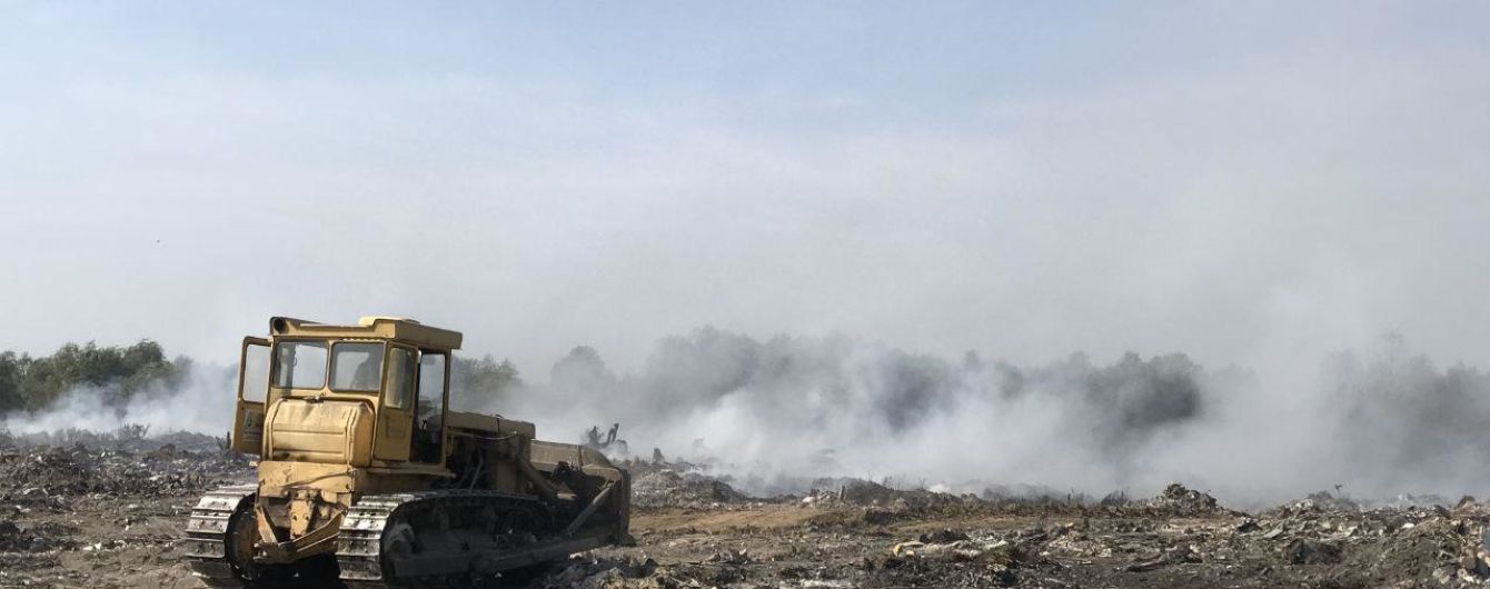 Під Києвом горить сміттєзвалище, яке ніяк не можуть погасити