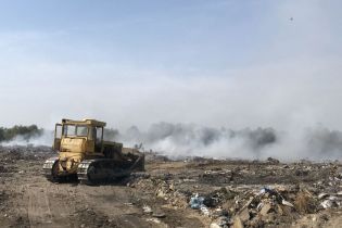 Под Киевом горит свалка, которую никак не могут погасить