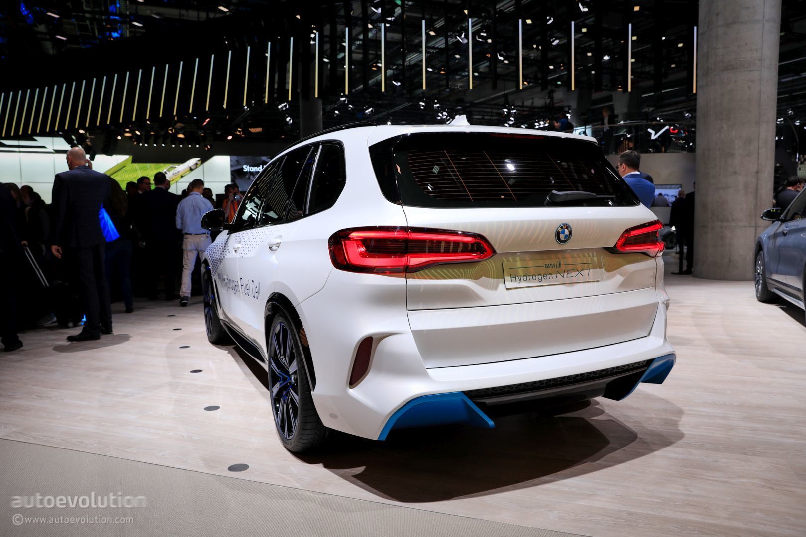 Появилась водородная версия кроссовера BMW X5