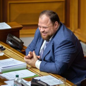 Стефанчук живет в квартире тещи и получает из бюджета компенсацию за жилье – "Чесно"