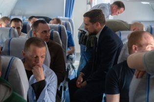 Офіс президента оприлюднив фільм, як з Москви забирали звільнених політв'язнів та моряків