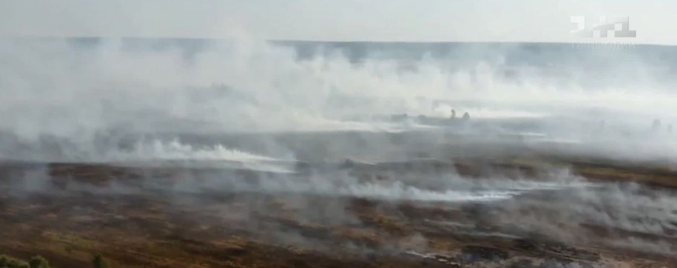 На Рівненщині третій день не можуть здолати пожежу на торфовищах