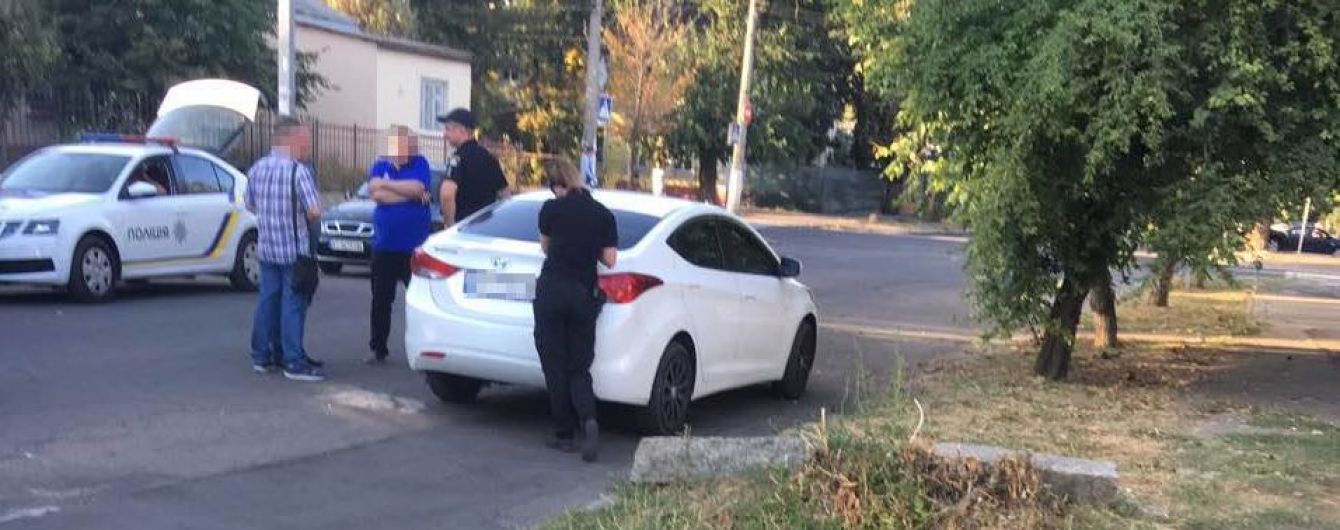 В Николаеве из автомобиля похитили сумку с 750 тысячами гривен