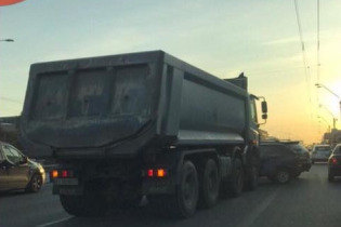 Проспект Победы в Киеве заблокировала масштабная авария с самосвалом