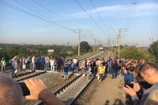 На Троещине возмущенные киевляне заблокировали движение городской электрички