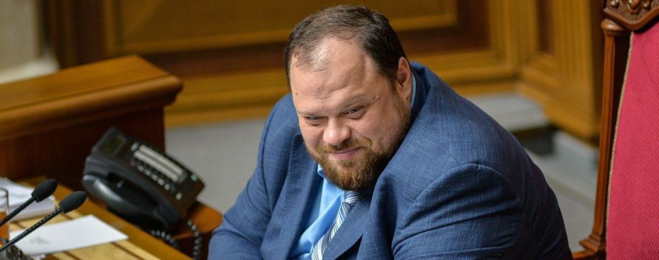 Перша зарплатня для нардепів. Стало відомо хто і скільки отримав за місяць роботи в Раді