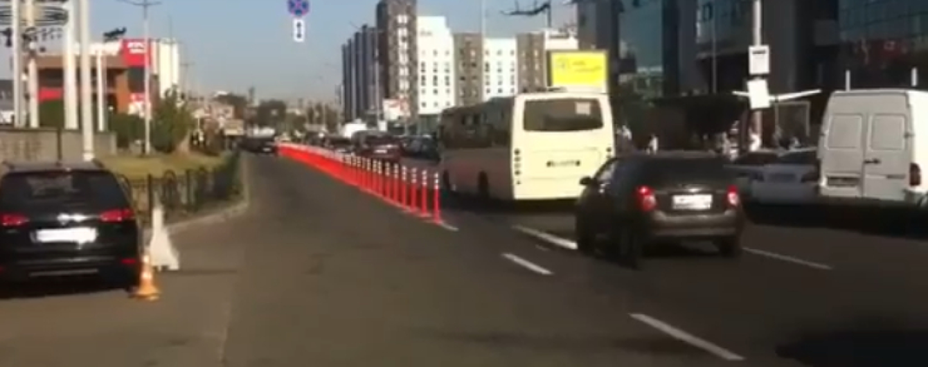 У Києві делініаторами врятували вулицю від заторів. Відео
