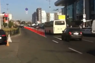 В Киеве делиниаторами спасли улицу от пробок. Видео