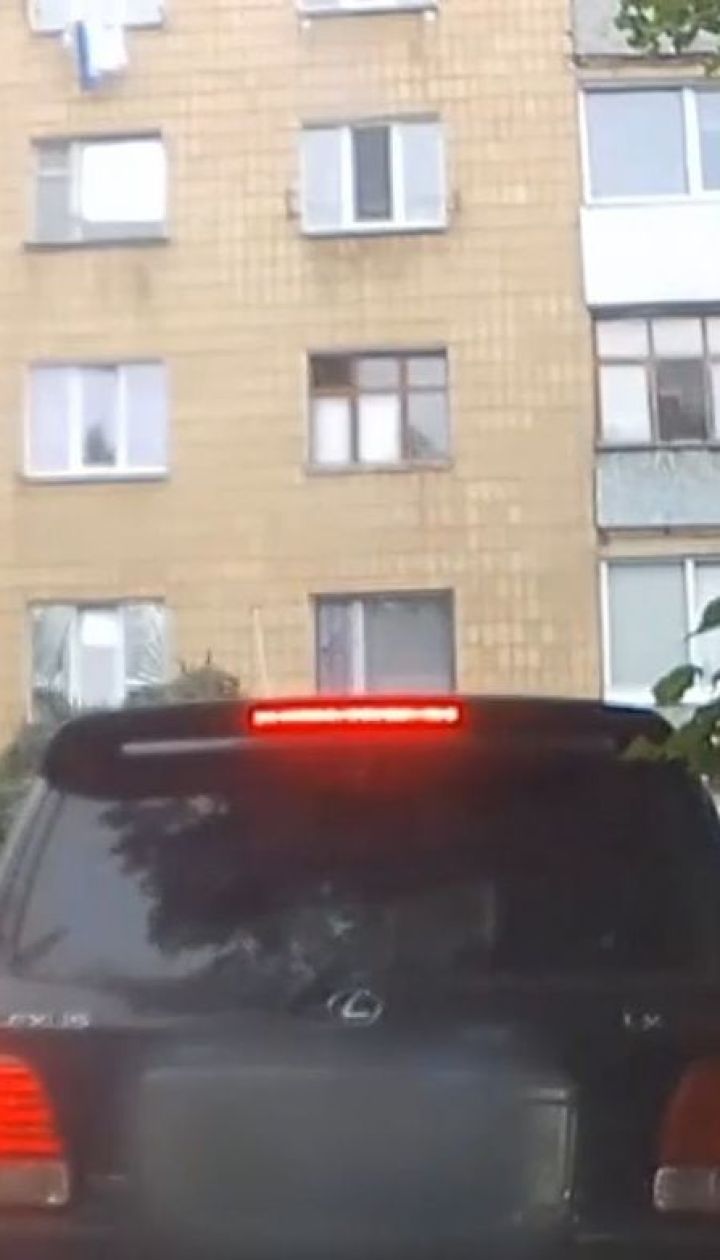 В Сумах копы остановили внедорожник, потому что у него не было зеркала заднего обзора