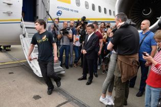 Освобожденный политзаключенный Гриб объяснил, почему не пожал руку Зеленскому