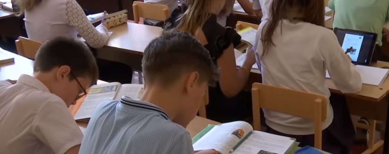 С криками и слезами бежала по коридору: в Одессе соцслужбы прямо с урока забрали в приют 11-летнюю девочку