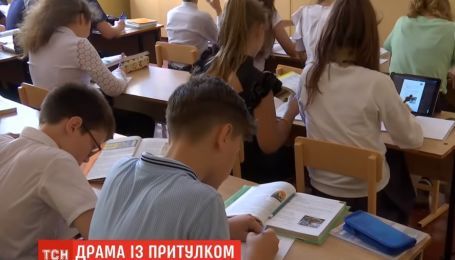 С криками и слезами бежала по коридору: в Одессе соцслужбы прямо с урока забрали в приют 11-летнюю девочку