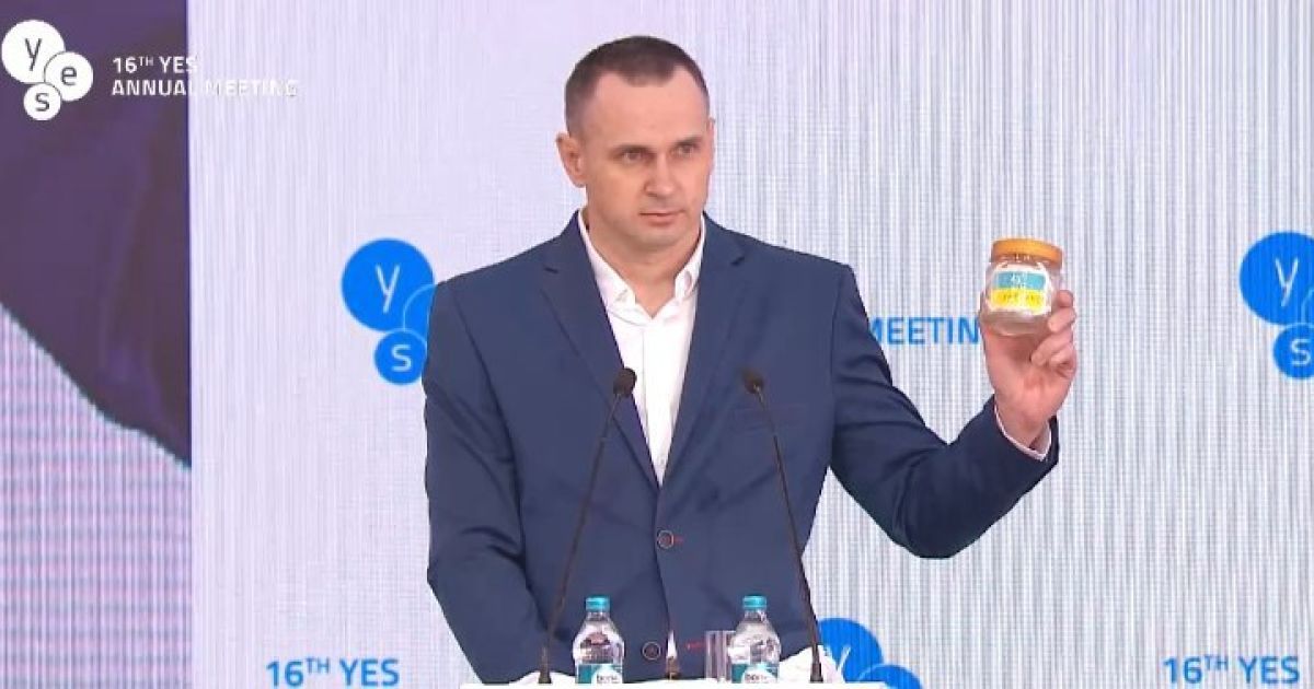 Це була моя маленька боротьба: Сенцов подарував Зеленському тюремну синьо-жовту банку і закликав звільнити всіх полонених