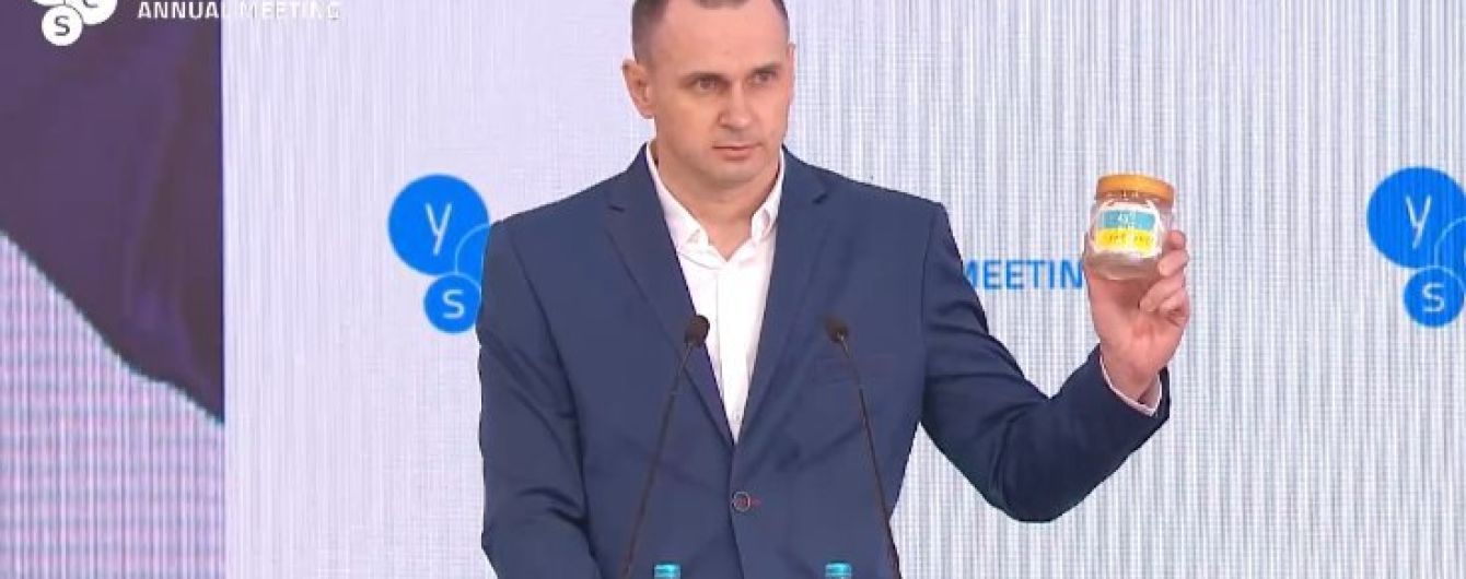 Это была моя маленькая борьба: Сенцов подарил Зеленскому тюремную сине-желтую банку и призвал освободить всех пленных