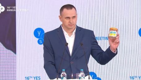 Це була моя маленька боротьба: Сенцов подарував Зеленському тюремну синьо-жовту банку і закликав звільнити всіх полонених