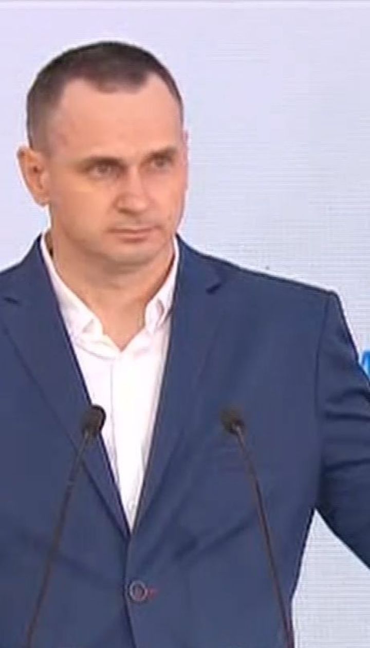 На форумі YES Сенцов показав свої в'язничні речі, а Зеленський анонсував розведення військ