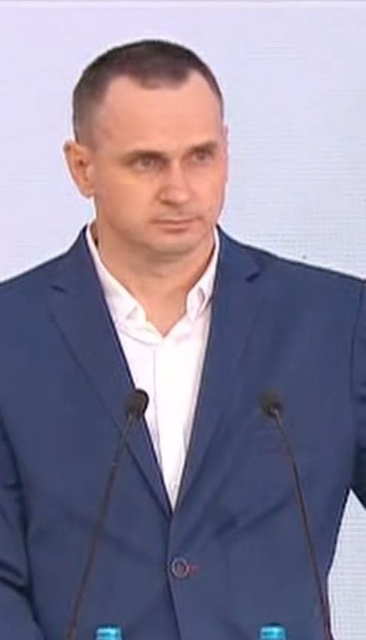 На форуме YES Сенцов показал свои тюремные вещи, а Зеленский анонсировал разведение войск