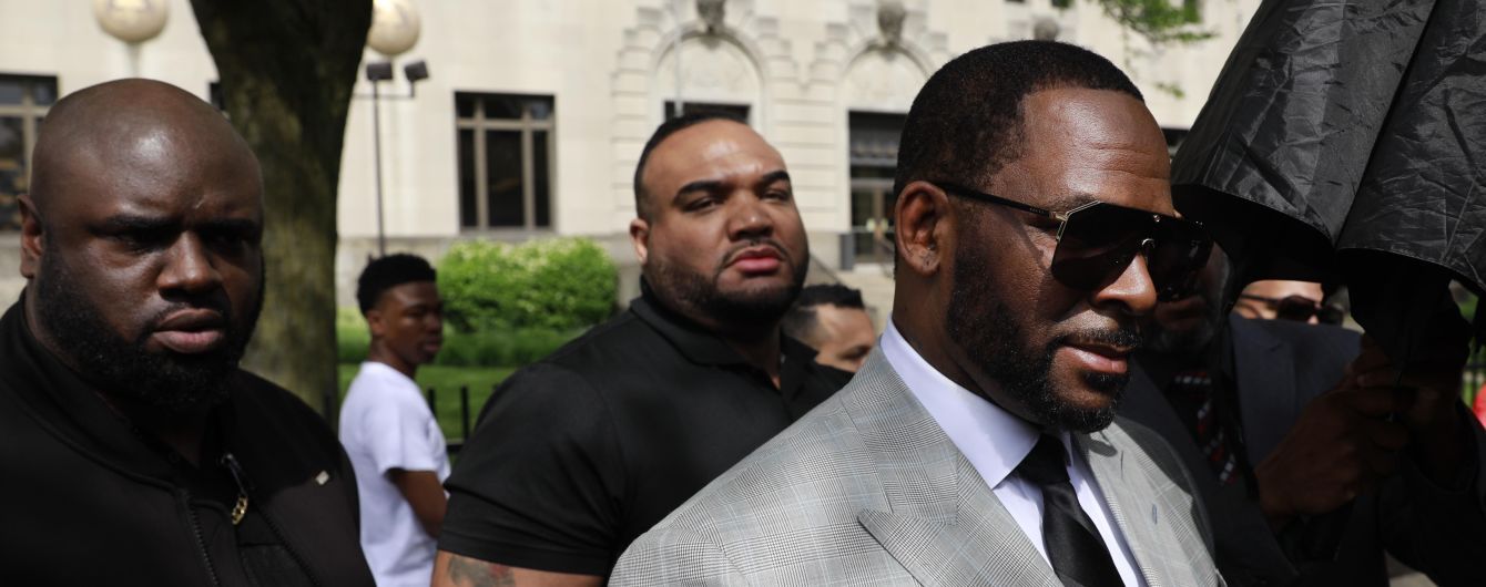 Суд выдал ордер на арест R. Kelly, обвиняемому в сексуальных преступлениях