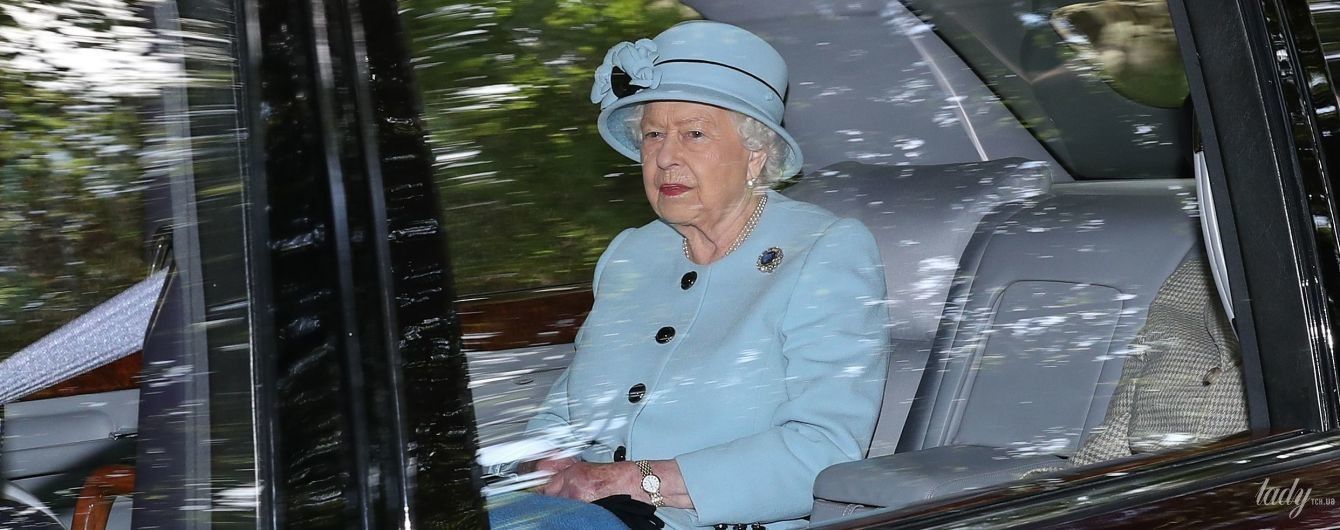 Какая красивая: 93-летняя королева Елизавета II не перестает удивлять своими аутфитами