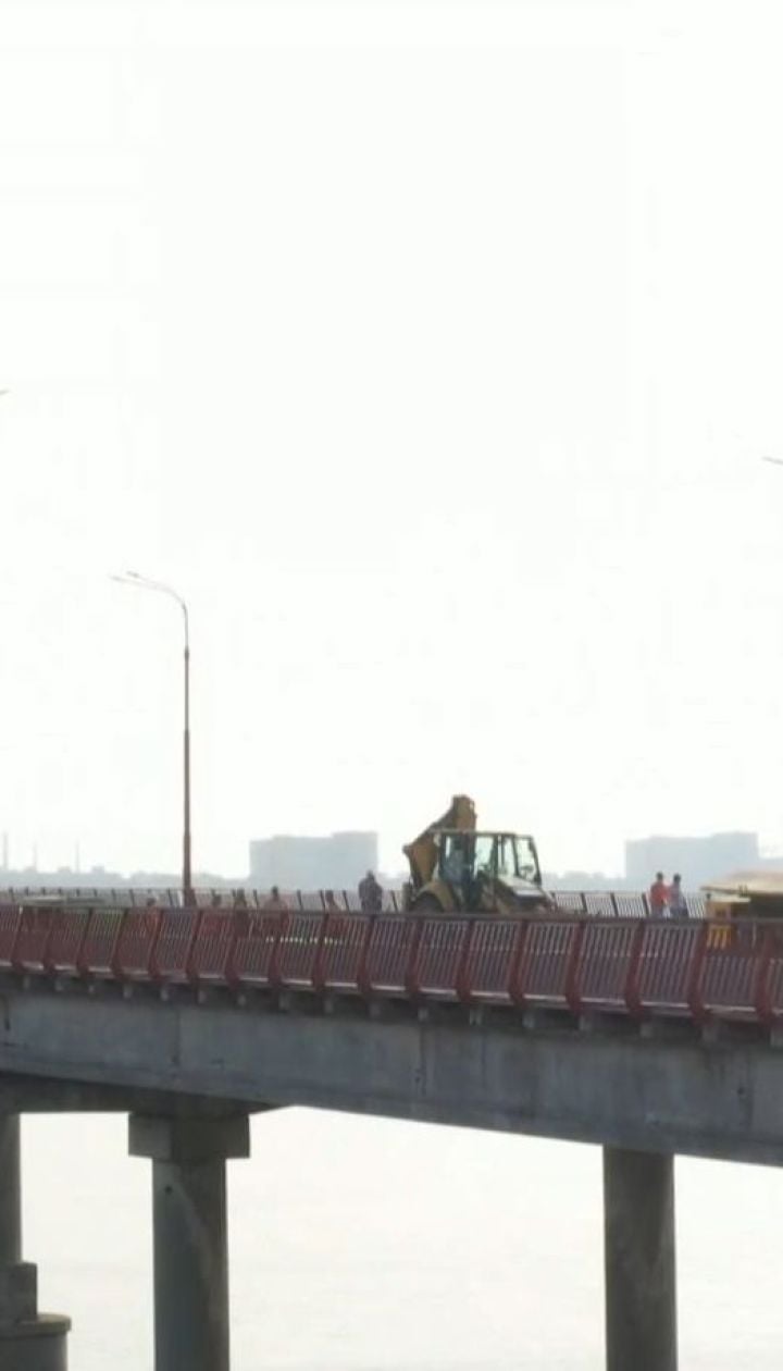 Слідчі провели обшуки у чиновників та організації, яка причетна до ремонту мосту в Дніпрі