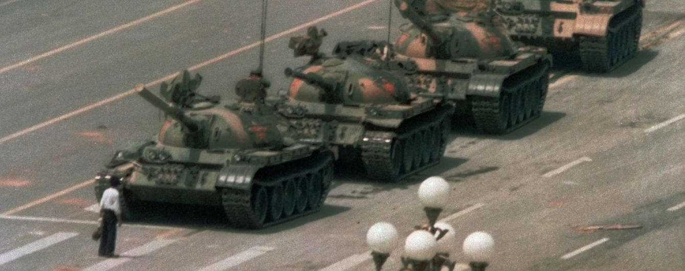 Умер автор культовой фотографии "Неизвестный бунтарь" на площади Тянанмень, фотожурналист Чарли Коул