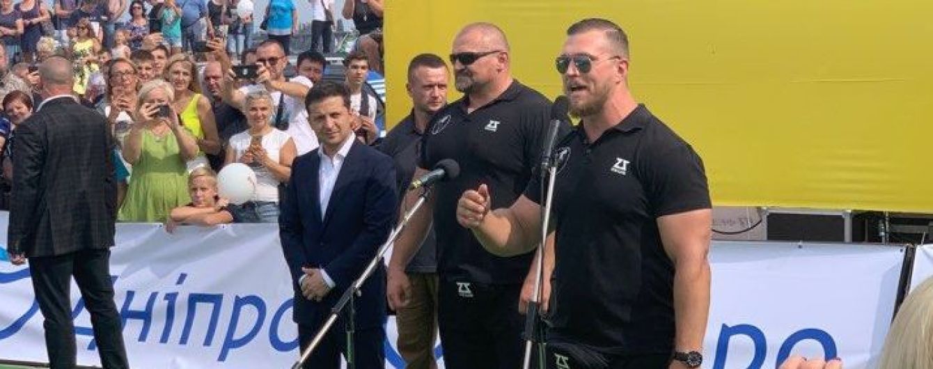 Зеленский с Богданом и депутатами во время открытия турнира в Днепре "побороли" 300-килограммовый "колодец"
