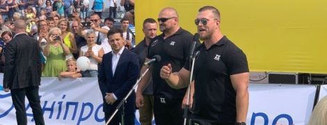 Зеленський з Богданом та депутатами під час відкриття турніру в Дніпрі "побороли" 300-кілограмовий "колодязь"