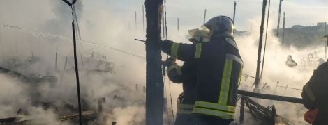 У Києві вщент згорів розважальний клуб на березі Дніпра в Гідропарку