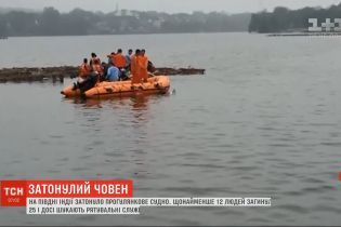 Екскурсійний човен перекинувся в Індії: щонайменше 12 людей потонули