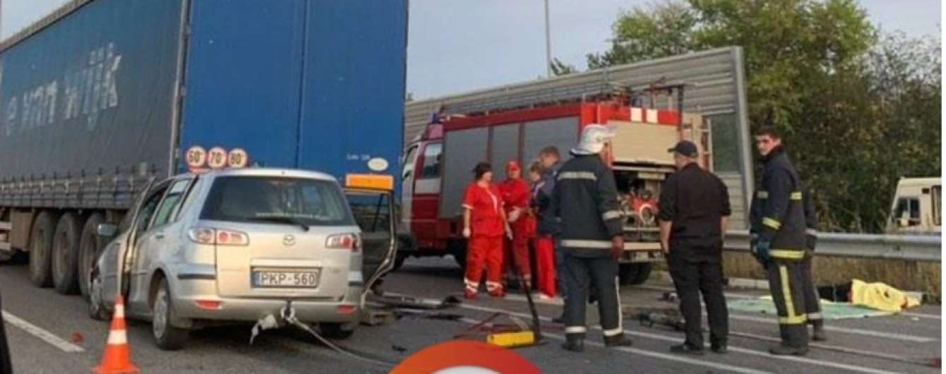 На Киевщине легковушка на скорости налетела на фуру. Есть погибшие