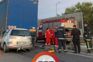 На Киевщине легковушка на скорости налетела на фуру. Есть погибшие