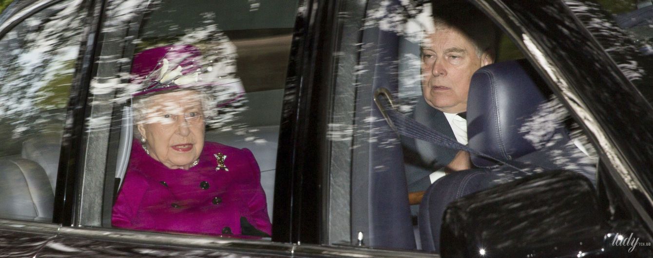 Тепер у фуксії: ефектна королева Єлизавета II зі своїм скандальним сином з’їздила на службу