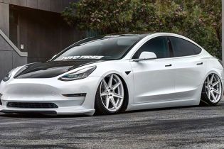 Tesla Model 3 превратили в спорткар. Видео