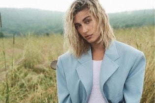 Обнаженная Хейли Болдуин в фотосессии для Vogue прикрыла грудь верхней одеждой