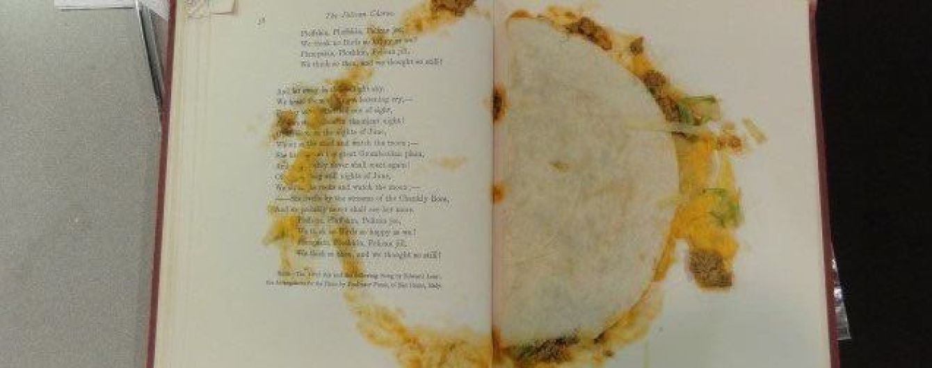 Библиотекарша из США показала в твиттере книжку с сьедобной закладкой внутри