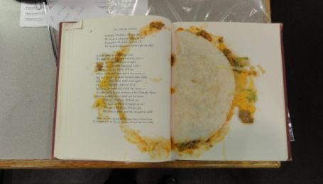 Бібліотекарка з США показала у твітері книжку із їстівною закладкою всередині