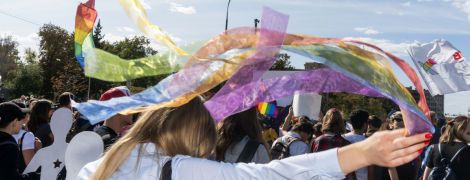 "Ворог підкрався ззаду": праві напали на ЛГБТ-прайд в Харкові, але не змогли його зірвати — репортаж