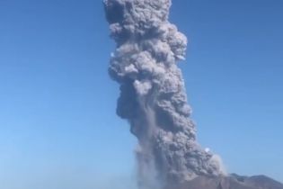 Один из самых активных вулканов Японии изверг пепел на высоту более километра