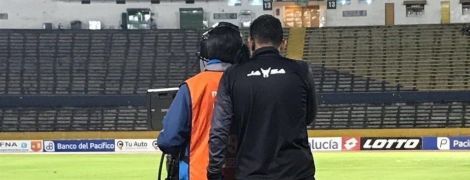 VAR по-американськи. В Еквадорі суддя подивився повтор у камері оператора