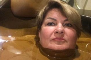"Нужно жить скромнее": за фото в шоколадной ванне губернатор с РФ устроит советнице проверку