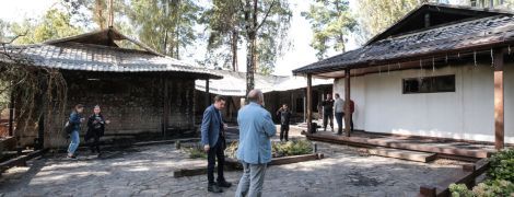 Голые стены в саже и покосившаяся крыша. Фоторепортаж и- сгоревшего поместья Гонтаревой