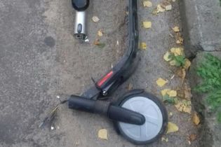 Во Львове произошло ДТП с электросамокатом. В полиции не знают, куда его отнести - к пешеходам или к транспорту
