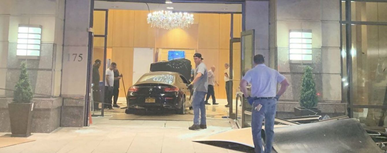 У США Mercedes протаранив вестибюль Trump Plaza, є постраждалі