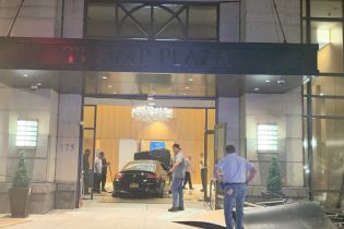 В США Mercedes протаранил вестибюль Trump Plaza, есть пострадавшие