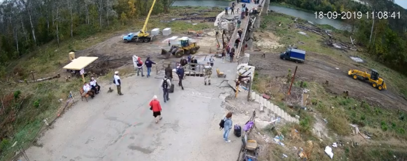 Перевдягнені в цивільне бойовики вільно розвідують позиції ООС у Станиці Луганській після розведення сил